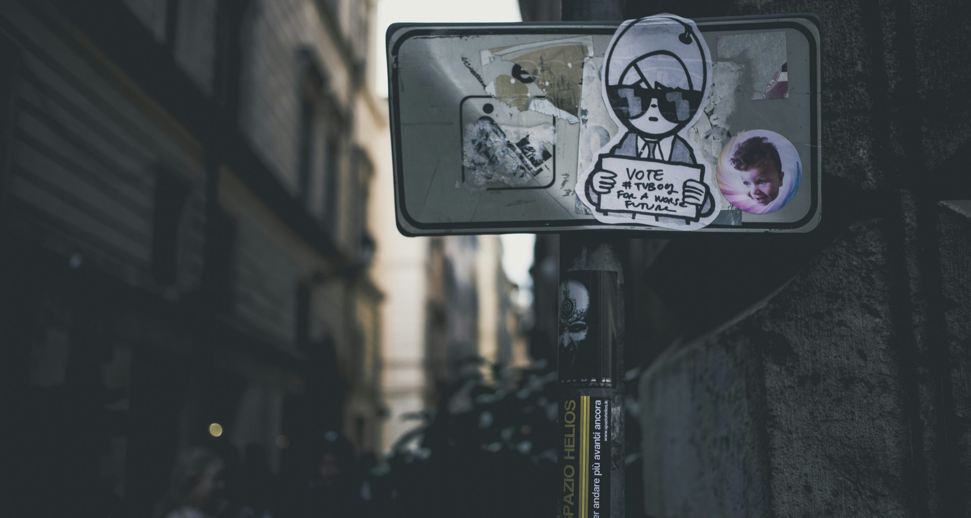 beschilderung-auf-der-strasse-fI8yIH-rV5I