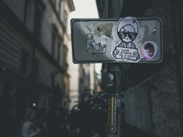 beschilderung-auf-der-strasse-fI8yIH-rV5I