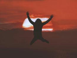 silhouette-einer-person-die-wahrend-des-sonnenuntergangs-einen-jumpshot-macht-7vl517Z3L4s