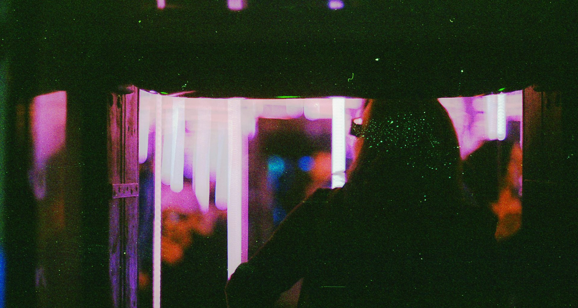 silhouette-der-frau-vor-dem-fenster-VNykOK07TFo