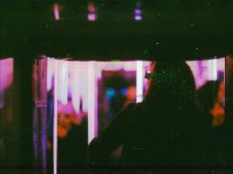 silhouette-der-frau-vor-dem-fenster-VNykOK07TFo