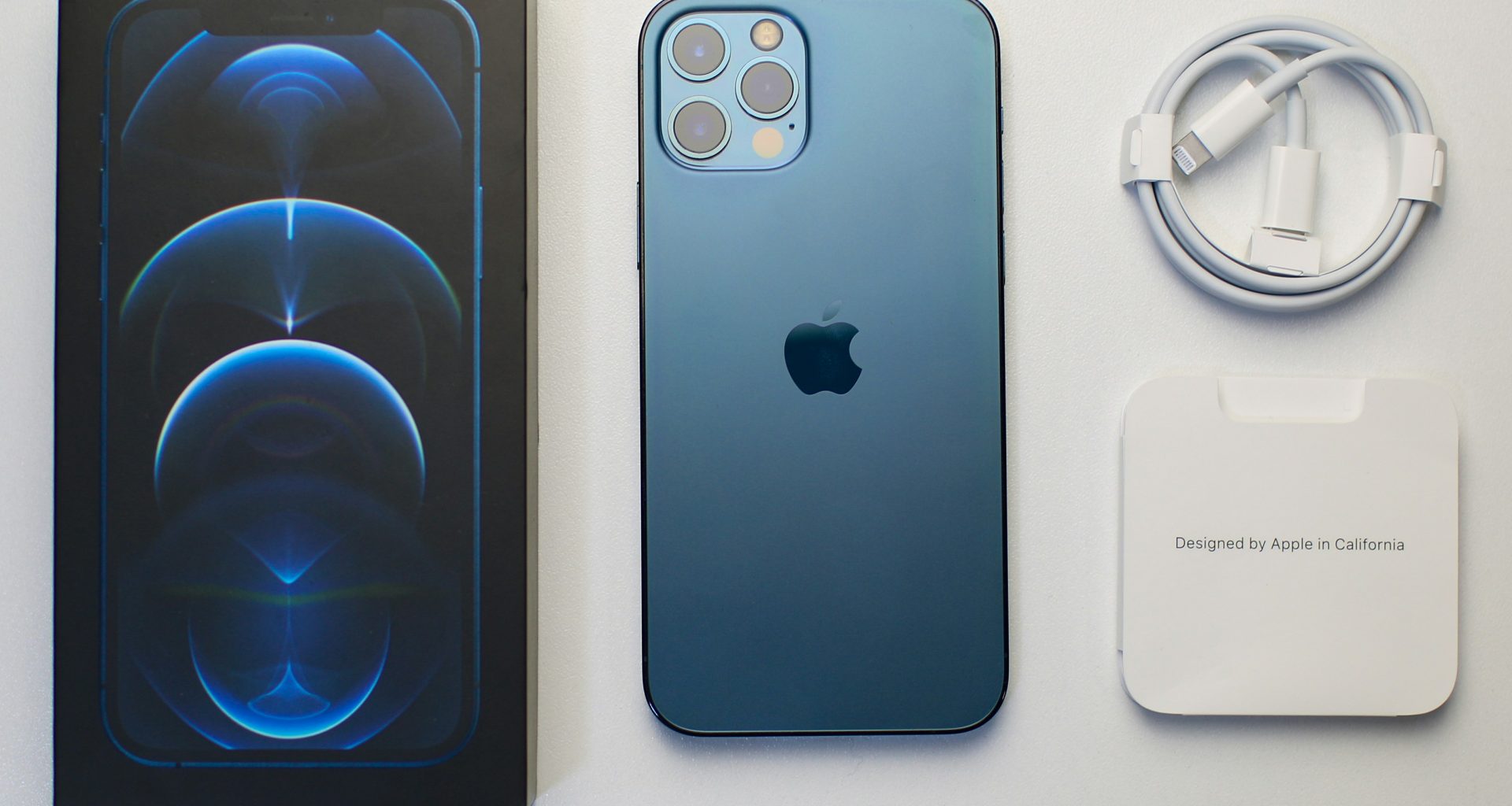 silbernes-iphone-6-neben-silbernen-und-schwarzen-kabellosen-kopfhorern-gtX5DIIHGqE