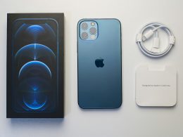 silbernes-iphone-6-neben-silbernen-und-schwarzen-kabellosen-kopfhorern-gtX5DIIHGqE