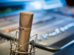 silbernes-mikrofon-in-der-nahe-des-audiomischpults-xPugU5J5ePc