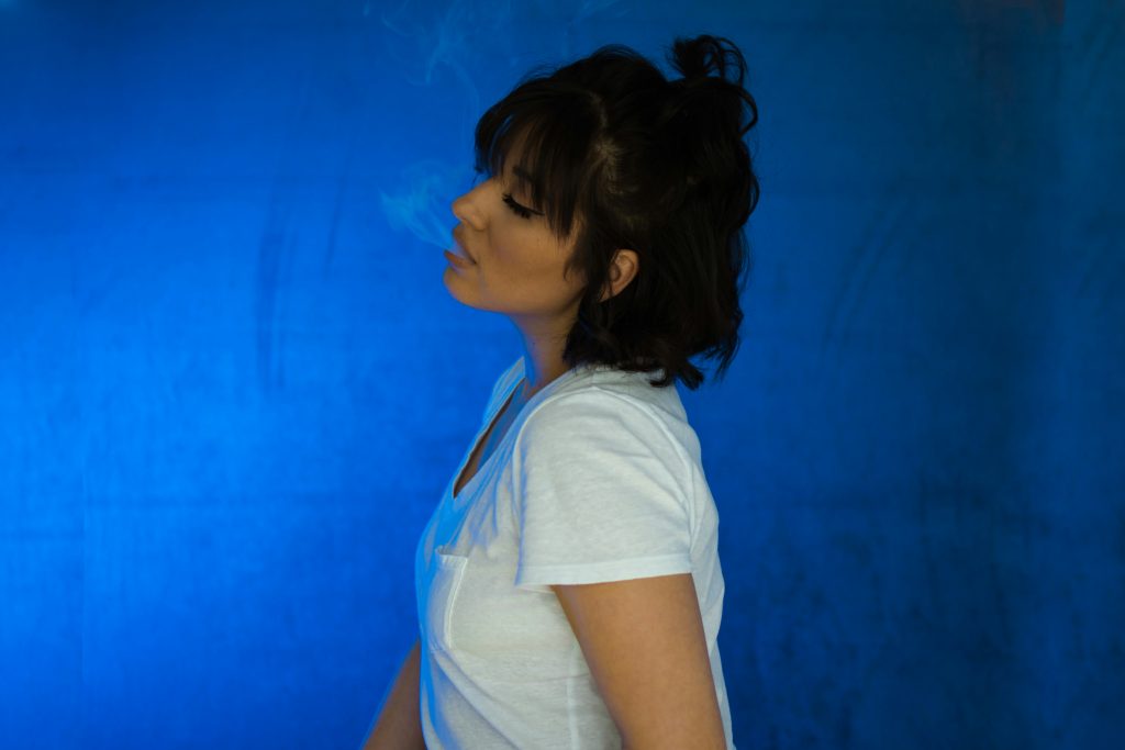 rauchende-frau-im-zimmer-MIyvK2DvxS8