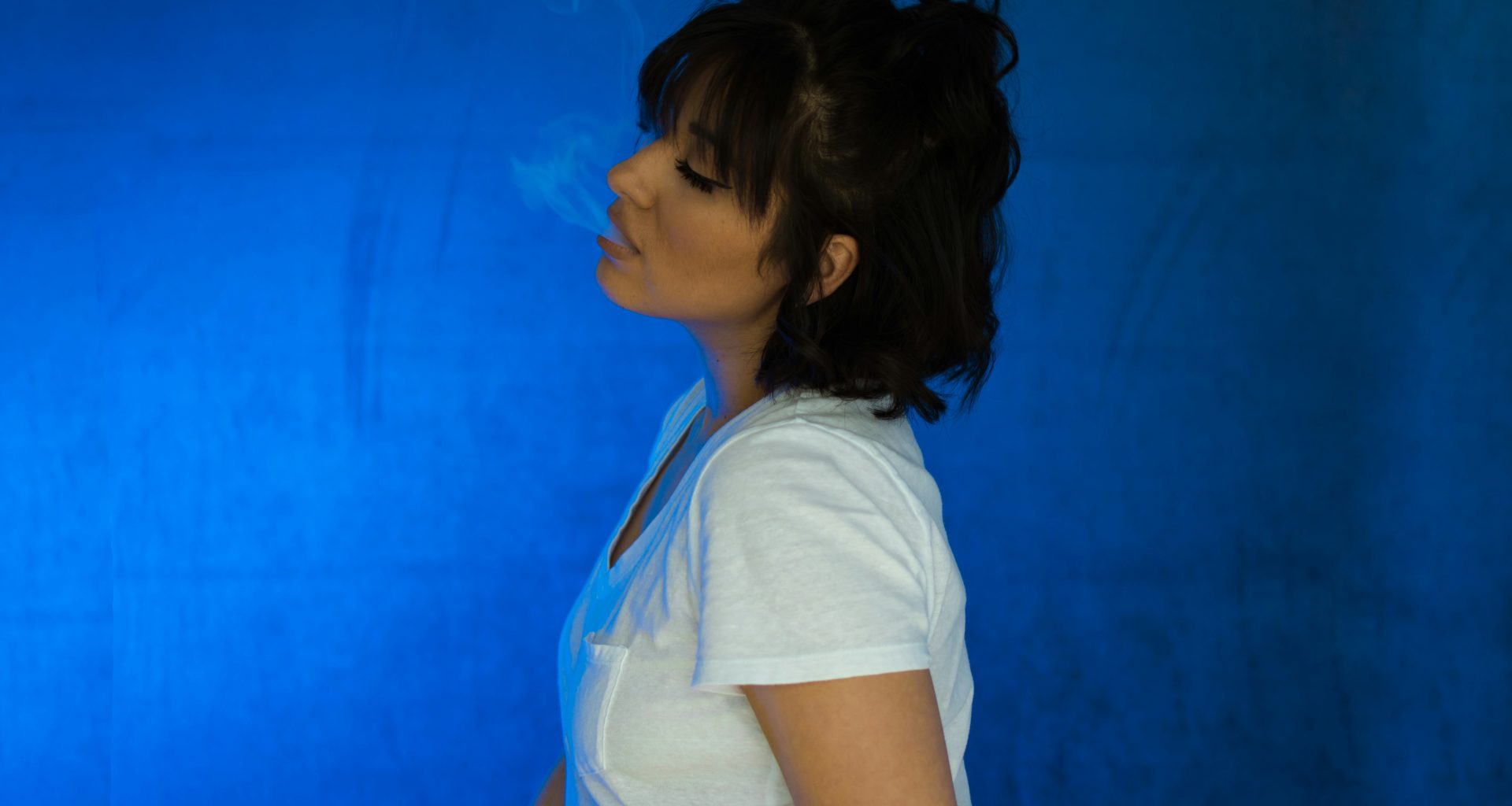 rauchende-frau-im-zimmer-MIyvK2DvxS8