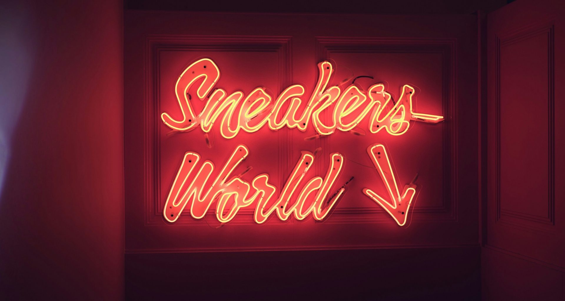 turnschuhe-welt-neonlicht-beschilderung-DiixbZmTjo0