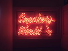 turnschuhe-welt-neonlicht-beschilderung-DiixbZmTjo0