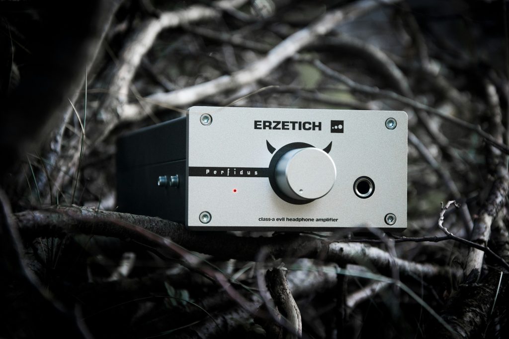 quadratisches-graues-elektronisches-gerat-ezetich-un8eUDjO7WQ