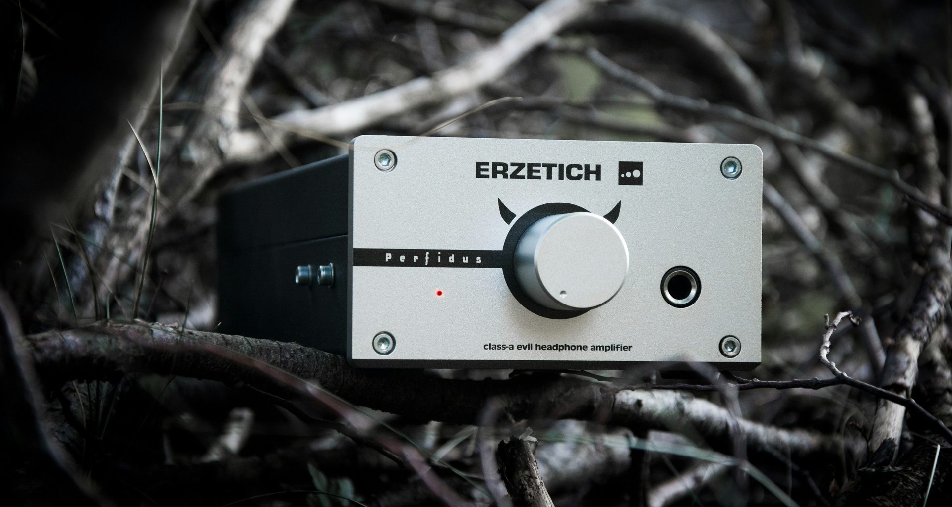 quadratisches-graues-elektronisches-gerat-ezetich-un8eUDjO7WQ