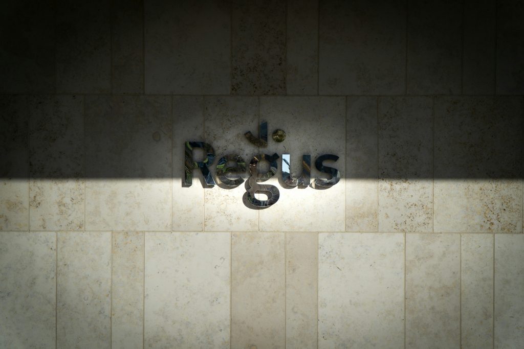 edelstahlarmatur-auf-weissen-keramik-wandfliesen-90yWCY6sScU