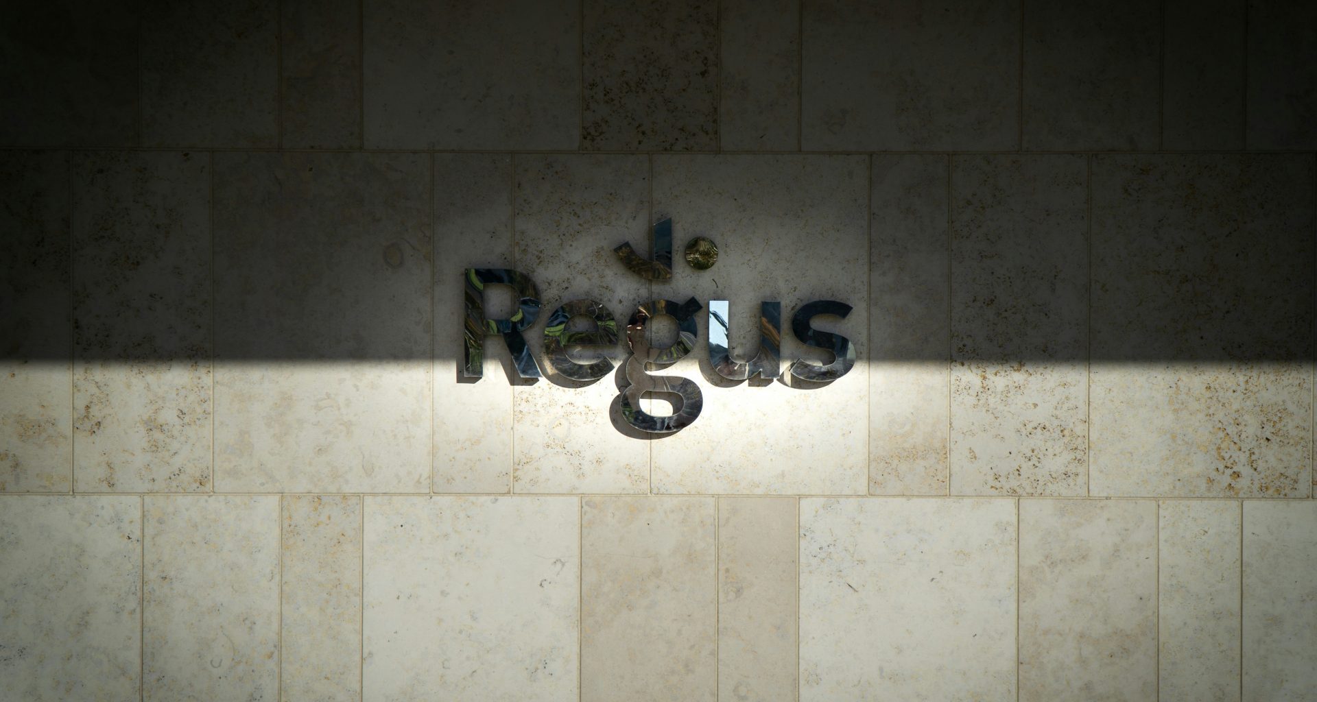 edelstahlarmatur-auf-weissen-keramik-wandfliesen-90yWCY6sScU