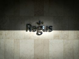 edelstahlarmatur-auf-weissen-keramik-wandfliesen-90yWCY6sScU