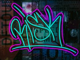 blaugrun-und-lila-risiko-neonreklame-XkcnfE_GO30