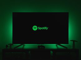 das-spotify-logo-leuchtet-auf-einem-flachbildfernseher-SwKf1x2_hRo