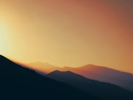 die-sonne-geht-uber-einer-bergkette-unter-J5mtEGpkOEU