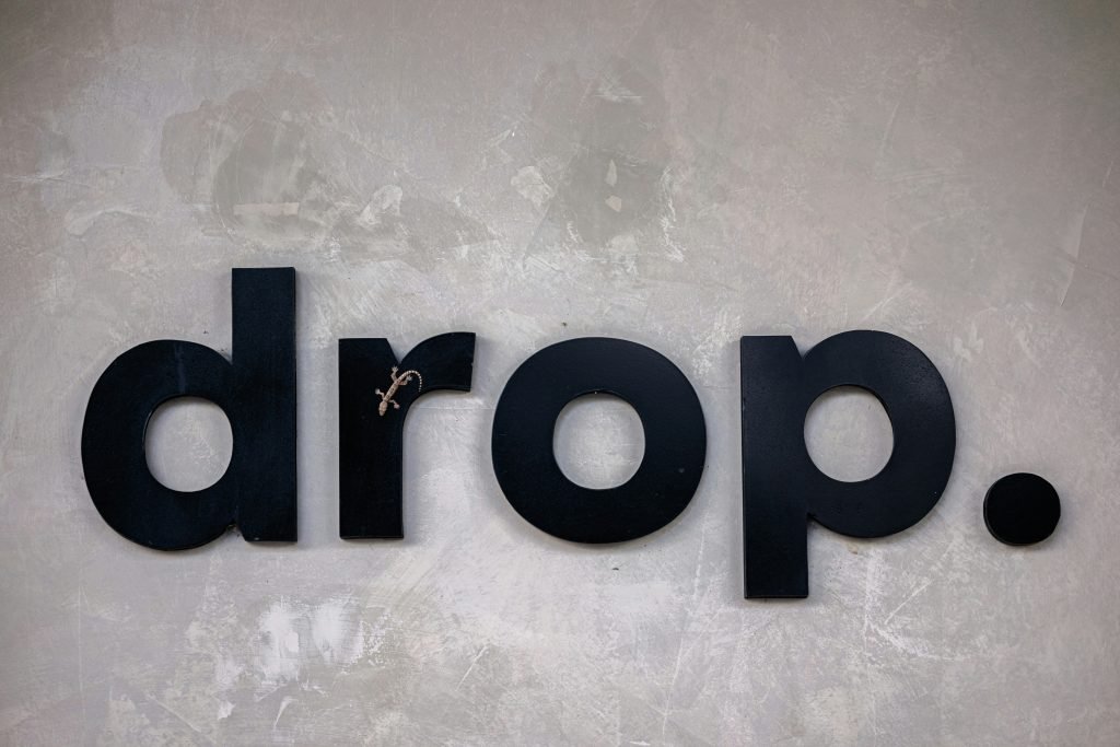 das-wort-drop-wird-an-einer-wand-angezeigt-CXWtv5Ml_yI