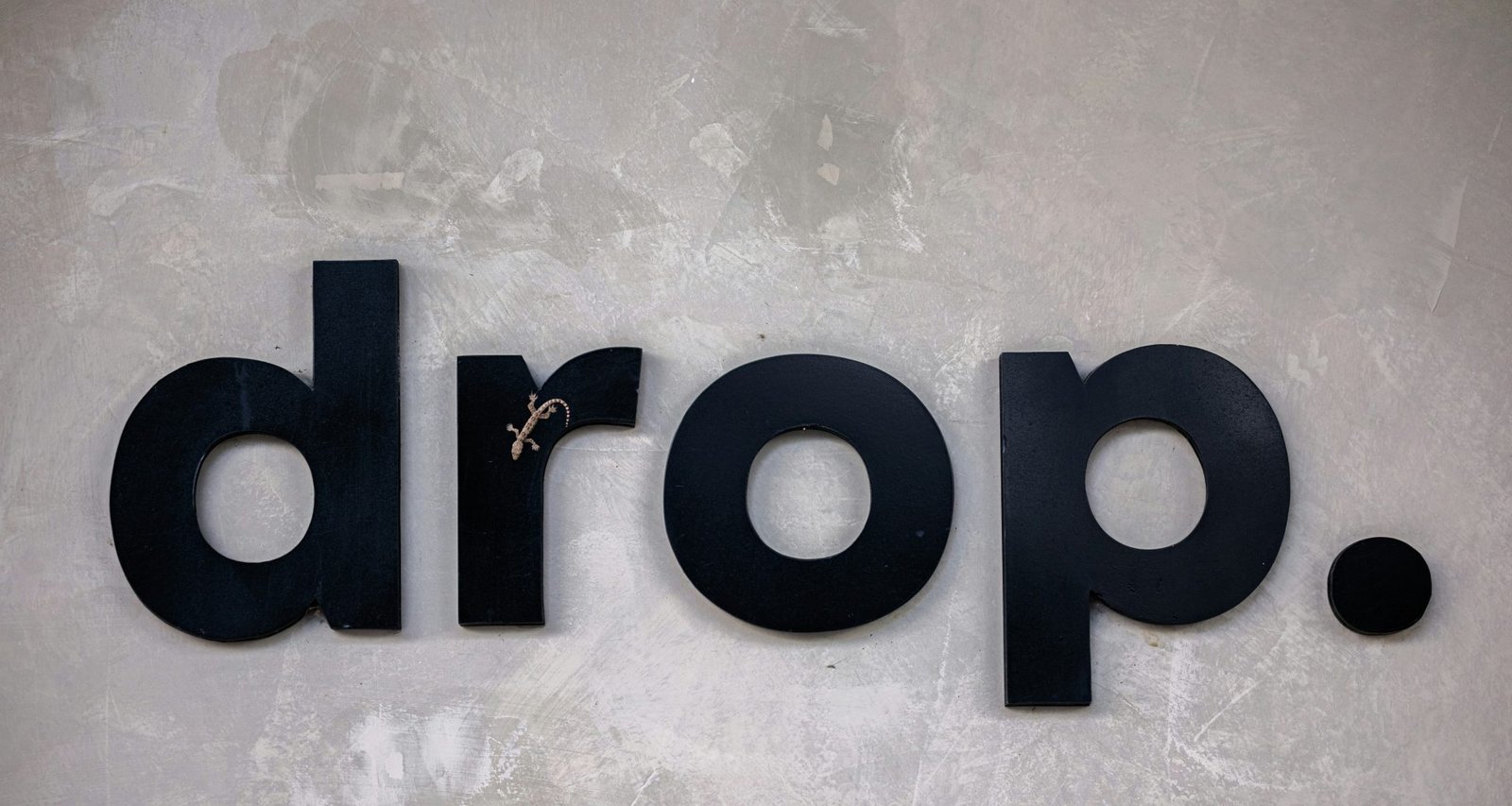 das-wort-drop-wird-an-einer-wand-angezeigt-CXWtv5Ml_yI