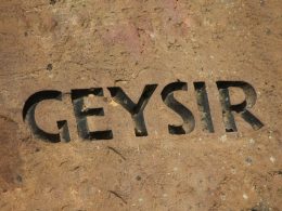 das-wort-geysir-in-schwarzer-tinte-auf-einem-felsen-geschrieben-M_UTAWKEjIA