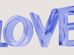 das-wort-liebe-setzt-sich-aus-glanzenden-buchstaben-zusammen-9dJDraZwiX4