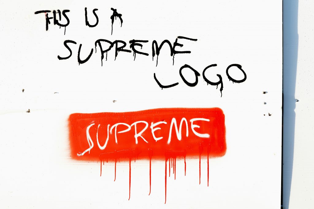 dies-ist-ein-supreme-logo-text-0cAuOkTYVpo