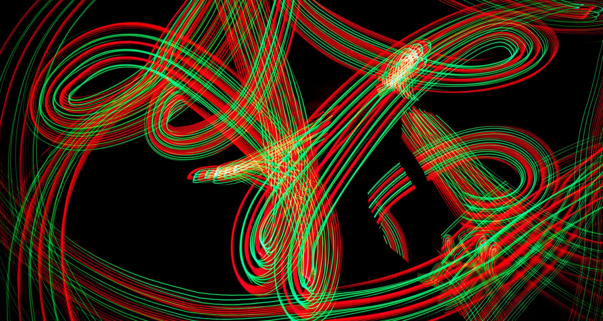 zeitrafferfotografie-von-roten-und-grunen-lichtern-GRxTDmbsJRM