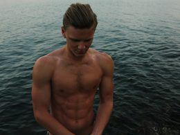 oben-ohne-mann-schaut-mit-ozeanhintergrund-hinunter-BMogzCQYfb4