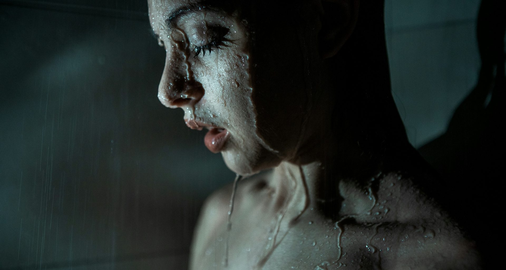 oben-ohne-frau-mit-rotem-lippenstift-sWzlkJ3NJIQ