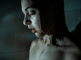 oben-ohne-frau-mit-rotem-lippenstift-sWzlkJ3NJIQ