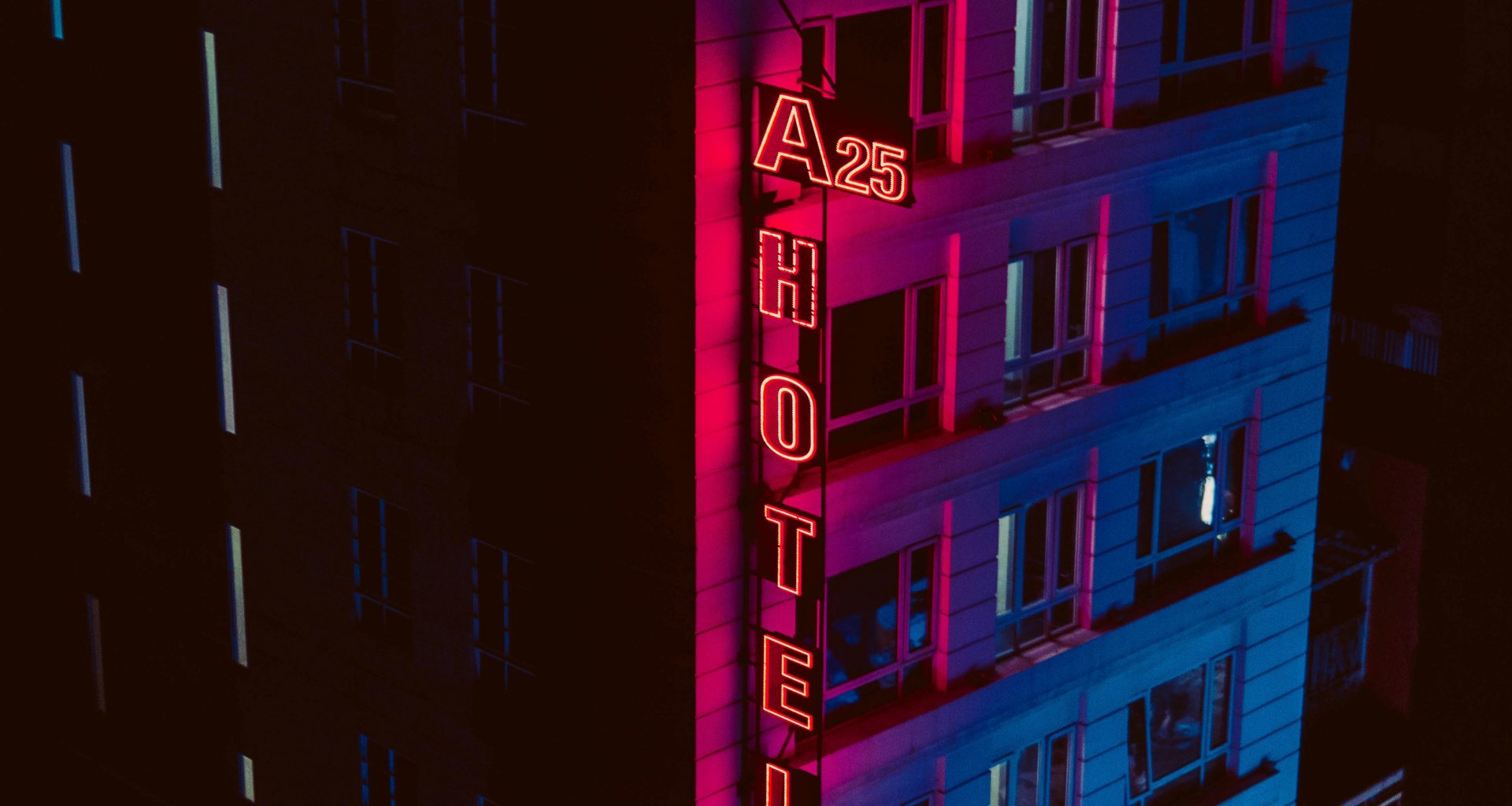 nachts-die-leuchtreklame-des-a25-hotels-neben-dem-gebaude-eingeschaltet-iVyXJtjSobU
