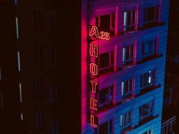 nachts-die-leuchtreklame-des-a25-hotels-neben-dem-gebaude-eingeschaltet-iVyXJtjSobU