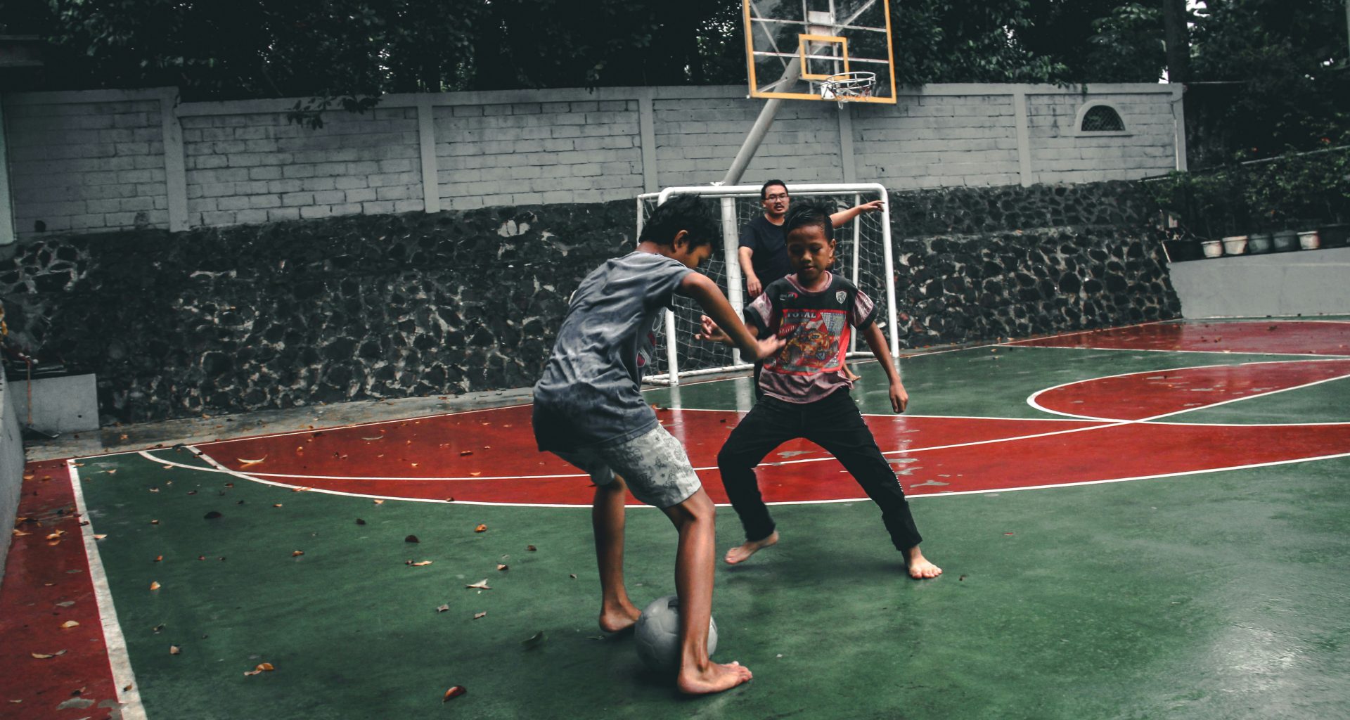 zwei-jungs-spielen-tiger-fussball-FMnD5kN44GE