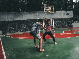 zwei-jungs-spielen-tiger-fussball-FMnD5kN44GE