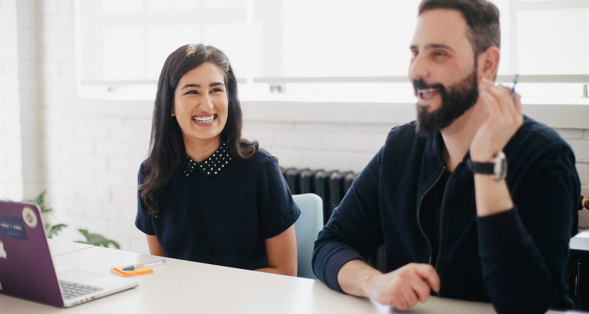 zwei-personen-lacheln-tagsuber-Ti7LQ0r-zy4