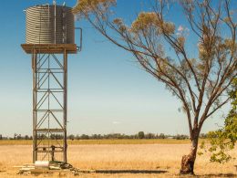 wassertankturm-tagsuber-auf-unfruchtbarem-boden-aufgestellt-kvovQCb1gfY