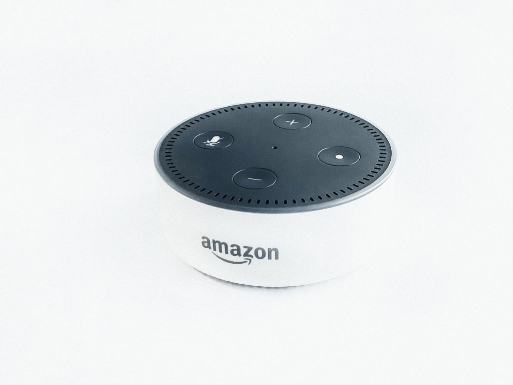 weisser-und-schwarzer-amazon-echo-dot-nGzvZe1iWOY
