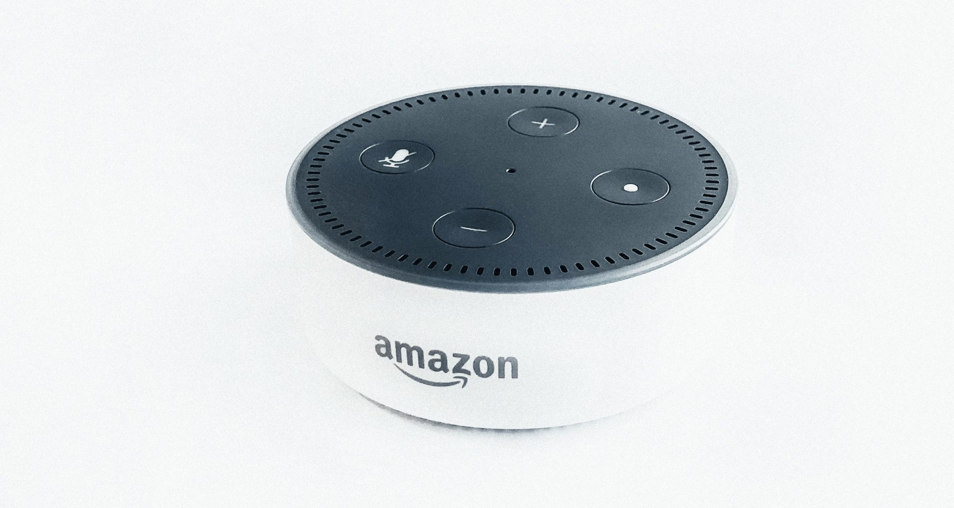 weisser-und-schwarzer-amazon-echo-dot-nGzvZe1iWOY