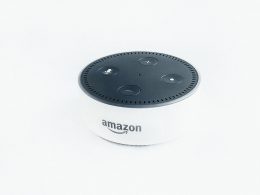 weisser-und-schwarzer-amazon-echo-dot-nGzvZe1iWOY