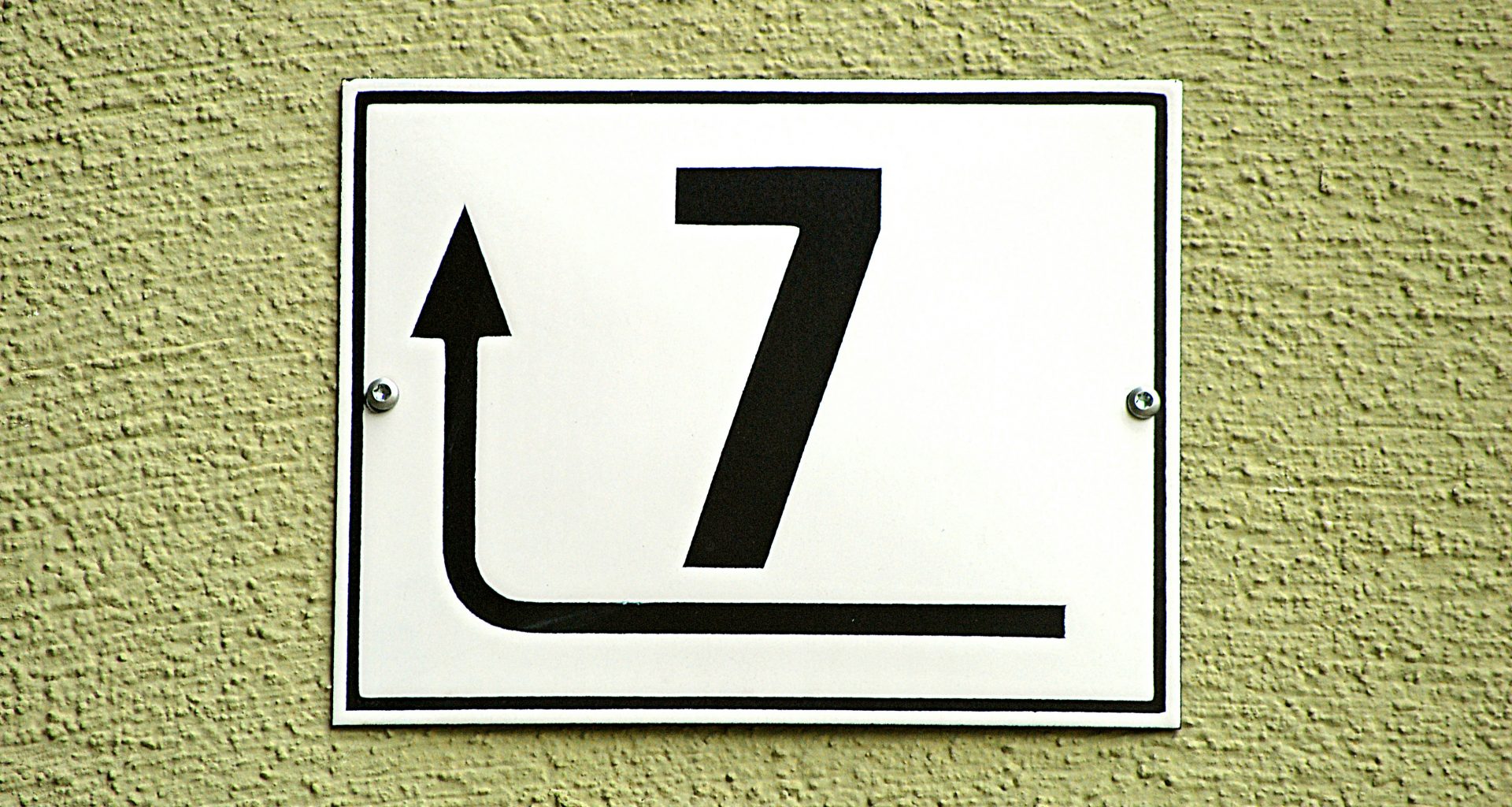 weiss-schwarzes-pfeilzeichen-Ur5M9nptF7k