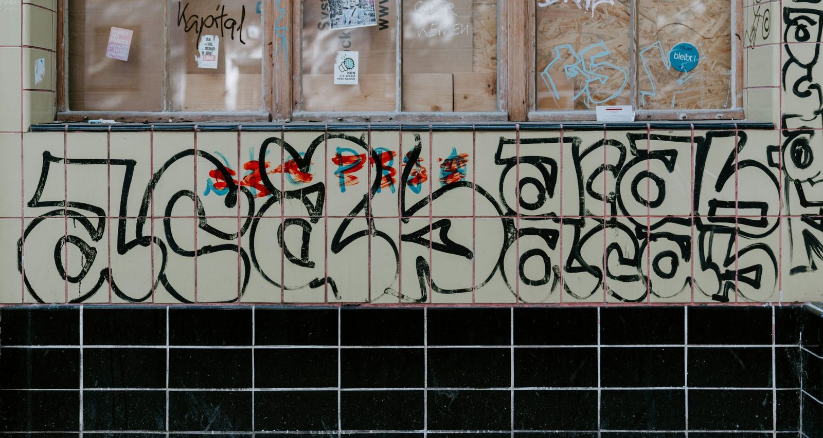 weisses-und-schwarzes-gebaude-mit-farbe-uGrdga3_spk