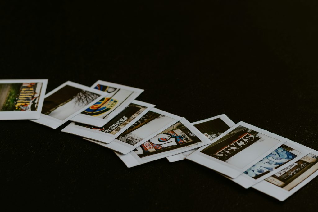 weisse-und-schwarze-karten-auf-schwarzer-flache-27IhGLmHUeM