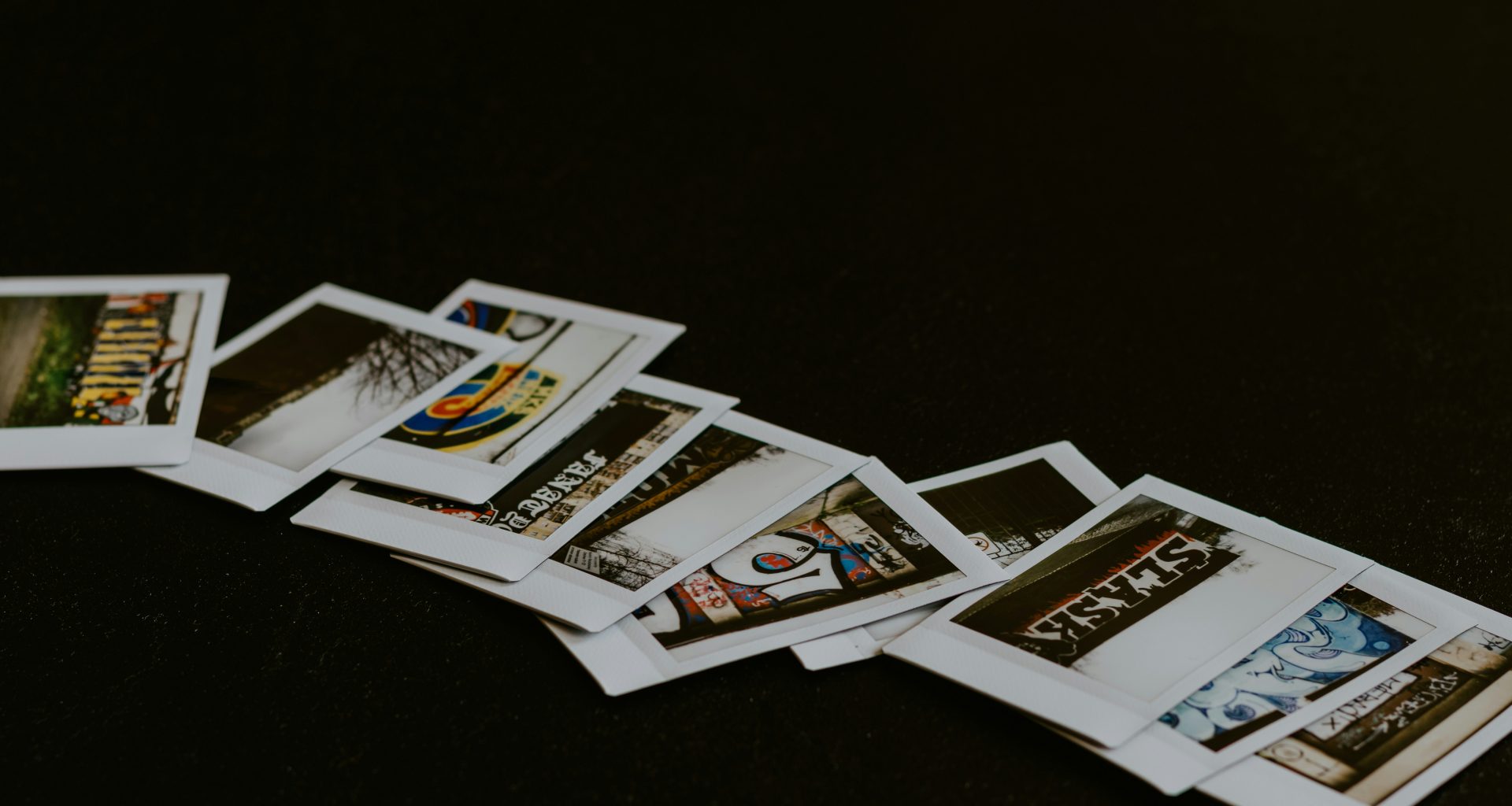 weisse-und-schwarze-karten-auf-schwarzer-flache-27IhGLmHUeM