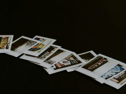 weisse-und-schwarze-karten-auf-schwarzer-flache-27IhGLmHUeM