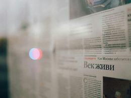 weiss-und-schwarz-beschriftete-box-cS3e0pA__6I