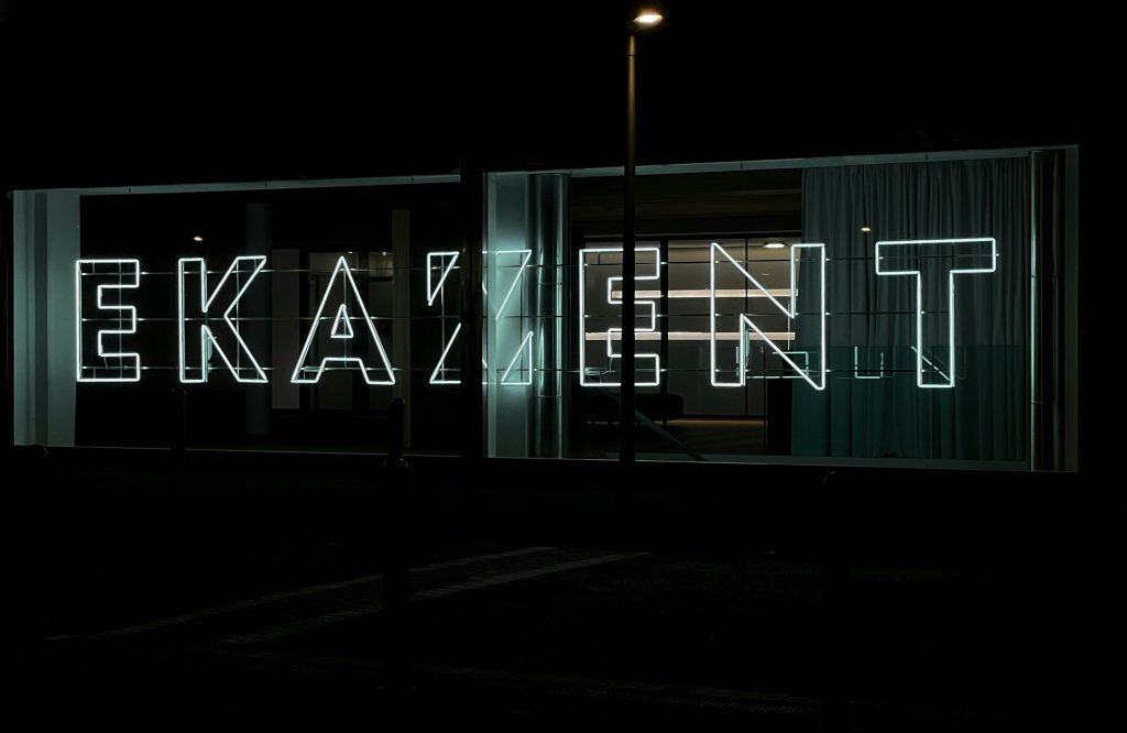 weisse-und-schwarze-offene-led-beschilderung-ZVIlAg_Fxi0