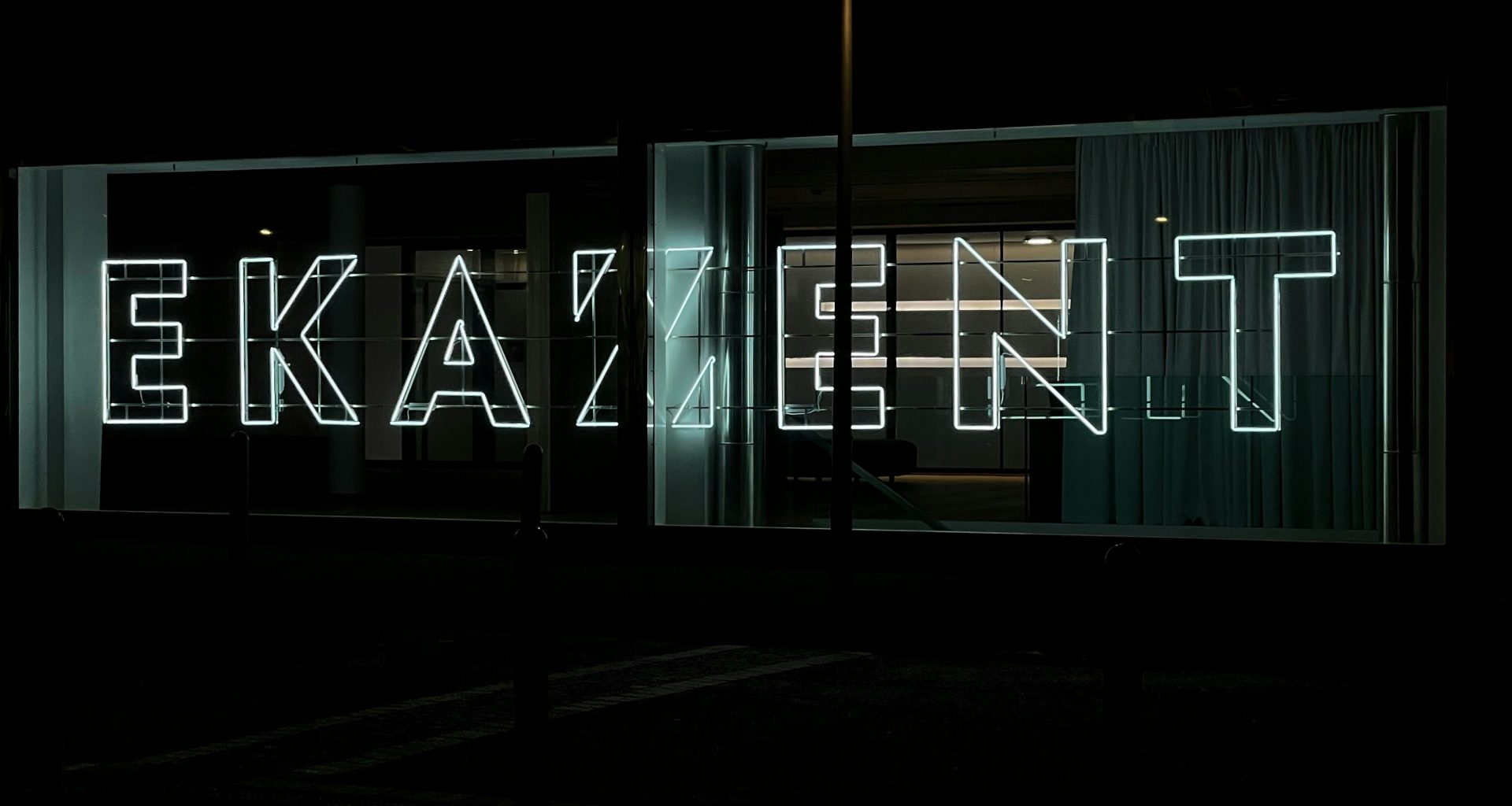 weisse-und-schwarze-offene-led-beschilderung-ZVIlAg_Fxi0