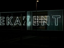 weisse-und-schwarze-offene-led-beschilderung-ZVIlAg_Fxi0