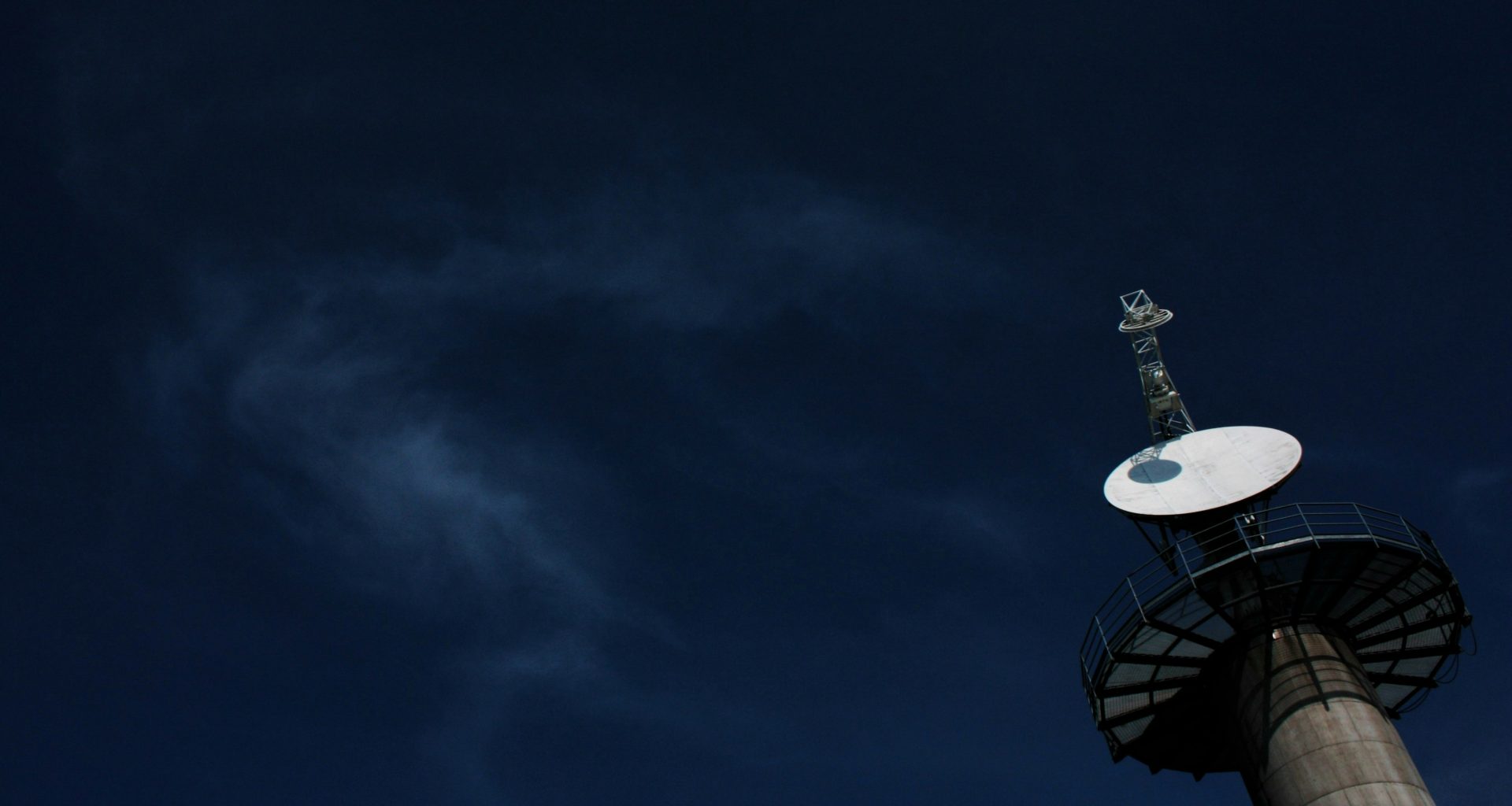 weisse-und-schwarze-satellitenschussel-unter-dunkelblauem-himmel-GZkt5NWO5cY