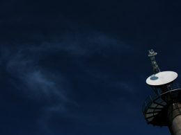 weisse-und-schwarze-satellitenschussel-unter-dunkelblauem-himmel-GZkt5NWO5cY