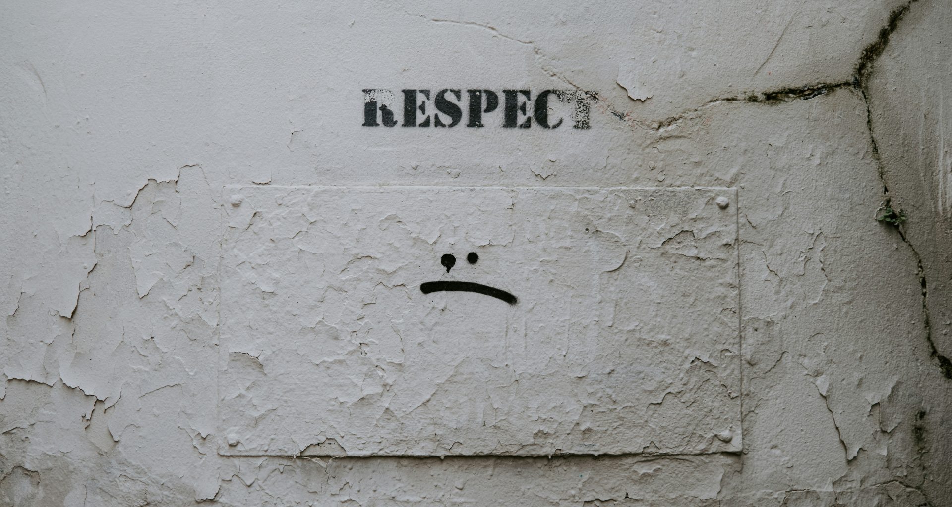 weisse-und-schwarze-wandbeschilderung-PnizH11Bjis